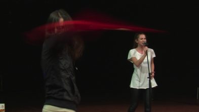 Mali covijek zeli preko crte 10