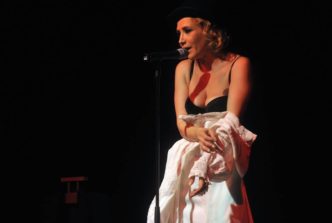 Zagreb, 251012.
Centar za kulturu Tresnjevka (CeKaTe).
Svecana premijera monodrame Bobocka, teatra Moruzgva u reziji Ivana Lea Reme.
Na fotografiji: Ecija Ojdanic u ulozi Bobocke.
Foto: Bruno Konjevic / CROPIX