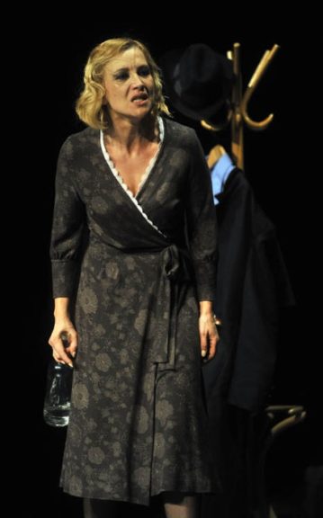 Zagreb, 251012.
Centar za kulturu Tresnjevka (CeKaTe).
Svecana premijera monodrame Bobocka, teatra Moruzgva u reziji Ivana Lea Reme.
Na fotografiji: Ecija Ojdanic u ulozi Bobocke.
Foto: Bruno Konjevic / CROPIX