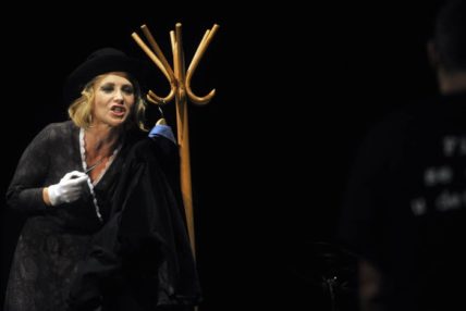Zagreb, 251012.
Centar za kulturu Tresnjevka (CeKaTe).
Svecana premijera monodrame Bobocka, teatra Moruzgva u reziji Ivana Lea Reme.
Na fotografiji: Ecija Ojdanic u ulozi Bobocke.
Foto: Bruno Konjevic / CROPIX