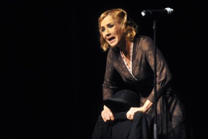 Zagreb, 251012.
Centar za kulturu Tresnjevka (CeKaTe).
Svecana premijera monodrame Bobocka, teatra Moruzgva u reziji Ivana Lea Reme.
Na fotografiji: Ecija Ojdanic u ulozi Bobocke.
Foto: Bruno Konjevic / CROPIX