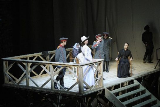 Volksbühne am Rosa-Luxemburgplatz, Berlin"NACH MOSKAU! NACH MOSKAU!" nach Tschechows "Drei Schwestern" und der Erzählung "Die Bauern",Regie: Frank Castorf, Ausstattung: Bert Neumann, Licht: Lothar Baumgarte, Musik: Sir Henry, Dramaturgie: Sebastian Kaiser,v.l.: Kathrin Angerer, Bärbel Bolle, Margarita Breitkreiz, Michael Klobe, Maria Kwiatkowsky, Kurt Naumann Skubowius, Milan Peschel, Trystan Pütter, Silvia Rieger, Lars Rudolph, Mex Schlüpfer, Sir Henry, Jeanette Spassova, Harald Warmbrunn, Eine Koproduktion der Volksbühne am Rosa-Luxemburg-Platz mit dem Internationalen Tschechow Theater Festival, den Wiener Festwochen und dem Goethe-Institut Moskau,Copyright (C) Thomas AurinGleditschstr. 45, D-10781 BerlinTel.:+49 (0)30 2175 6205 Mobil.:+49 (0)170 2933679Abdruck nur gegen Honorar zzgl. 7% MWSt. und BelegexemplarSteuer Nr.: 11/18/213/52812, UID Nr.: DE 170 902 977Dresdner Bank, BLZ: 810 80 000, Konto-Nr.: 316 030 000SWIFT-BIC: DRES DE FF 810, IBAN: DE07 81080000 0316030000